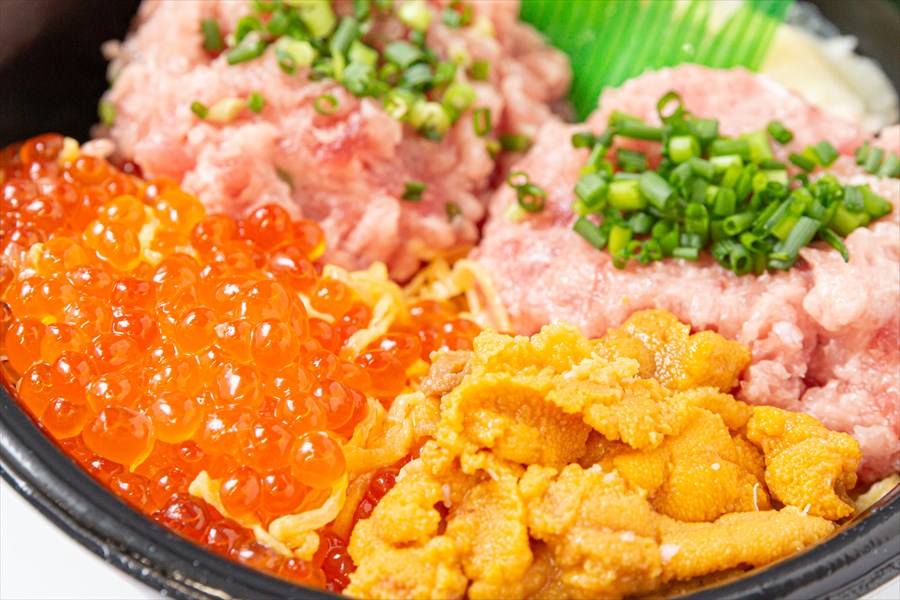 18 ねぎとろ、いくら、うに丼 – 海鮮丼 ゑびす
