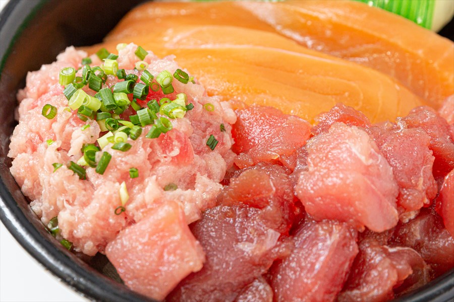 06 漬けサーモン漬けまぐろねぎとろ丼